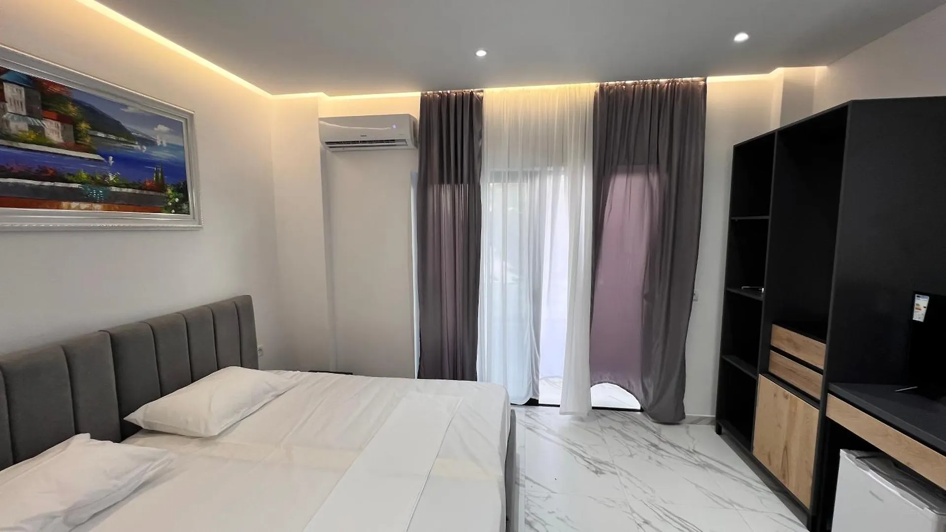 ***  Lezet Hotel Sarandë Albania