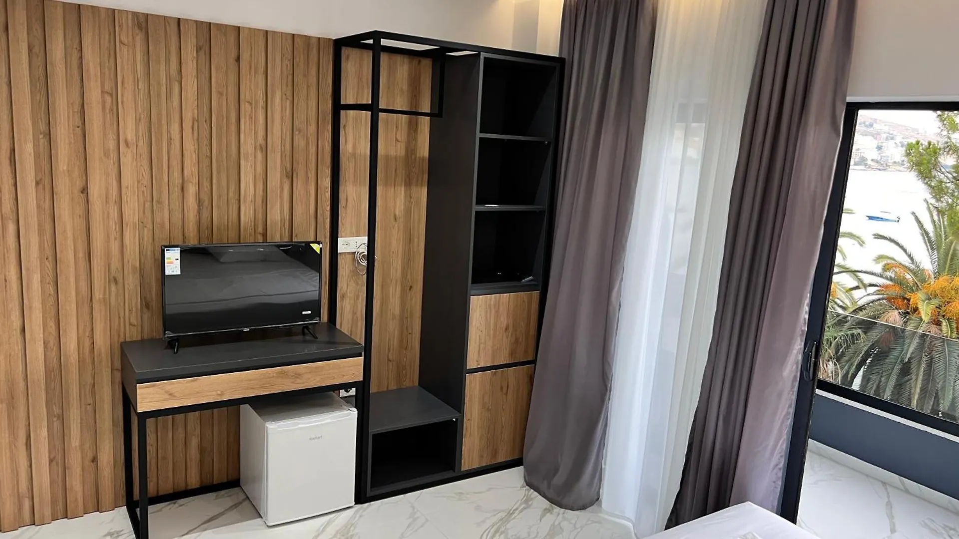 Lezet Hotel Saranda 3*,
